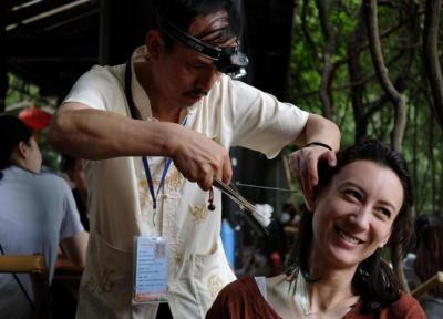 با سنت عجیب پاک کردن گوش در چین آشنا شوید
