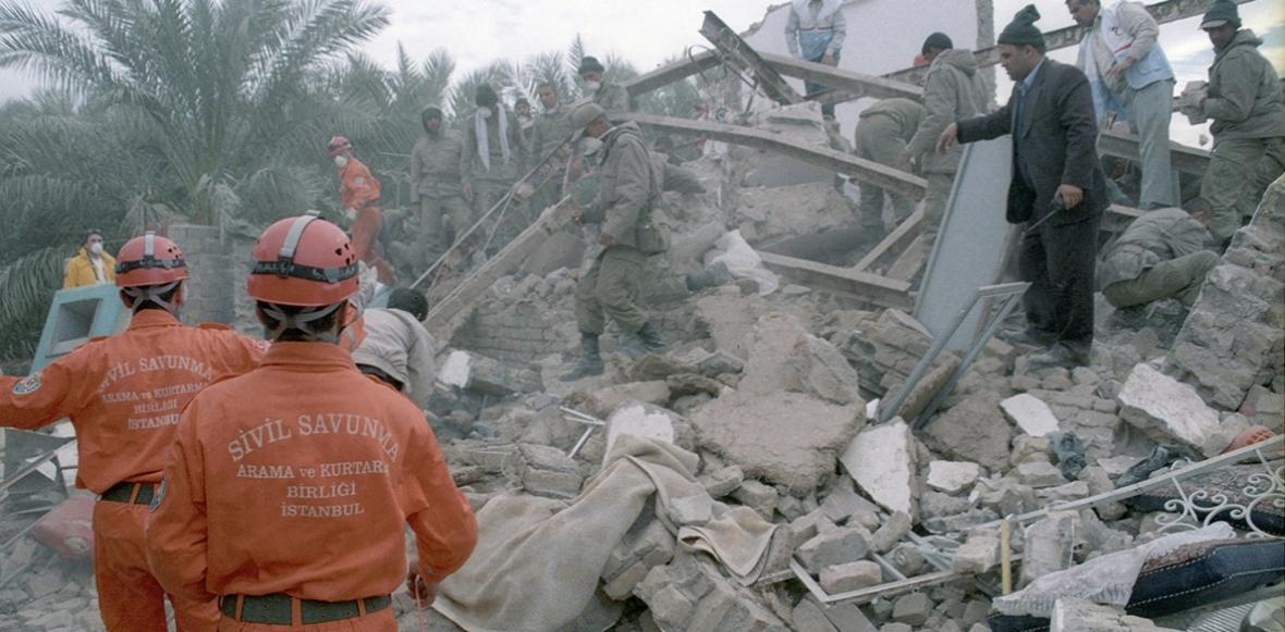 بم هنوز چشم به راه تعهدات زلزله 82، زندگی در بم جریان دارد