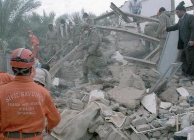 بم هنوز چشم به راه تعهدات زلزله 82، زندگی در بم جریان دارد