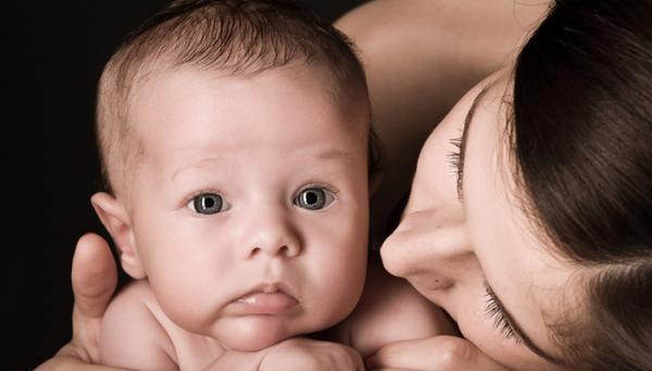 انحراف چشم در نوزادان، علت ها و راه های درمان