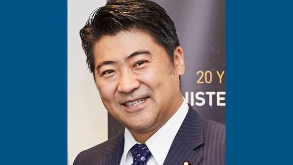عذرخواهی دستیار نخست وزیر ژاپن به علت دست در جیب ایستادن